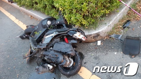 해운대 추돌 사고로 파손된 오토바이. 운전자는 중상을 입고 병원 치료를 받고 있다.(부산소방본부 제공)© 뉴스1