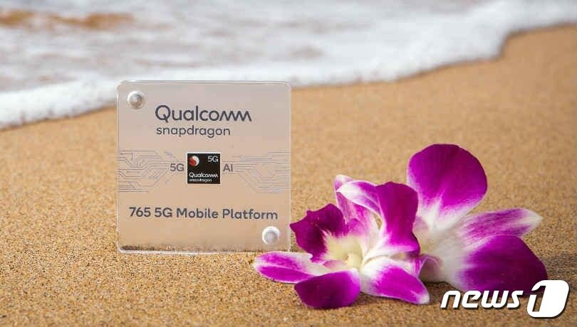 본문 이미지 - LG 윙에 탑재된 모바일 프로세서(AP) 퀄컴 스냅드래곤 765 5G (퀄컴 제공) ⓒ 뉴스1