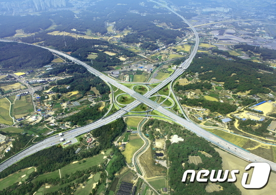 착공 5년 만에 다음달 개통을 앞둔 서울~문산 고속도로. © 뉴스1