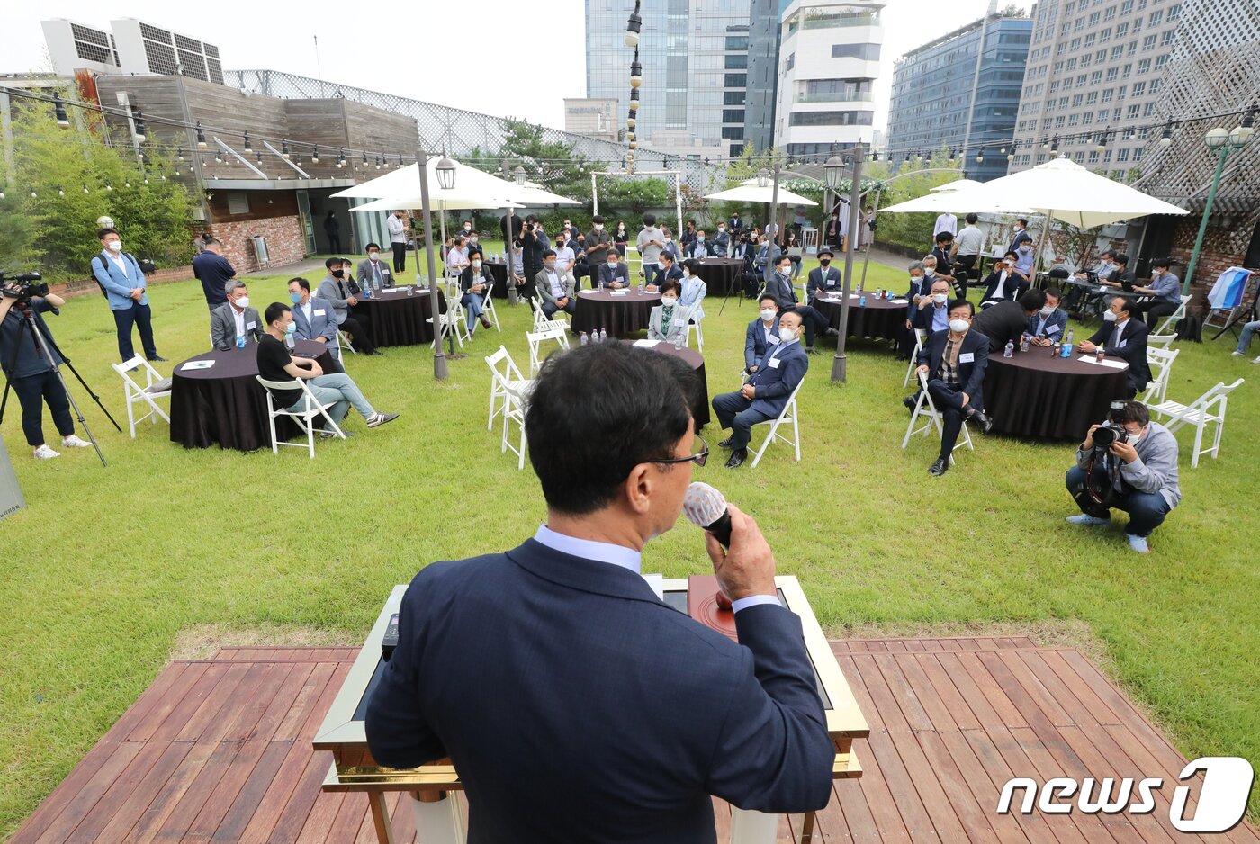 본문 이미지 - 15일 서울 강남구 S컨벤션에서 열린 소상공인연합회 임시총회에서 의장을 맡은 김임용 소상공인연합회 수석부회장이 걸그룹 춤판·가족 일감몰아주기·부적절한 보조금 사용 논란 등을 빚고 있는 배 회장에 대한 탄핵 결의안 투표 결과를 발표하고 있다. 이날 의총에서는 재적 49명 중 이날 29명(위임 5명 포함)이 참석, 24명이 찬성해 배 회장은 회장에서 해임됐다. 2020.9.15/뉴스1 ·부적절한 보조금 사용 논란 등을 빚고 있는 배 회장에 대한 탄핵 결의안 투표 결과를 발표한 뒤 의사봉을 두드리고 있다. 2020.9.15/뉴스1 ⓒ News1 허경 기자