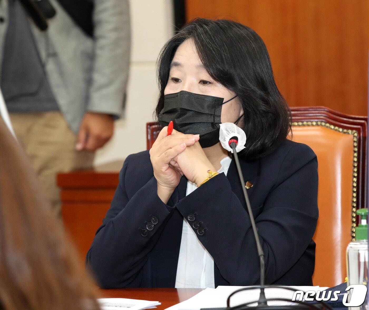 본문 이미지 - 윤미향 더불어민주당 의원이 15일 서울 여의도 국회에서 열린 환노위 전체회의에 참석해 생각에 잠겨 있다. 2020.9.15/뉴스1 ⓒ News1 박세연 기자