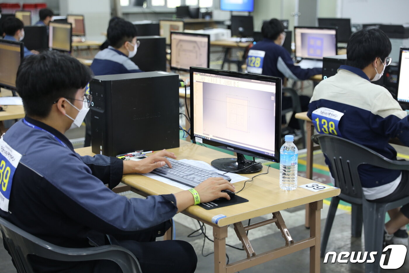 본문 이미지 - '제55회 전국기능경기대회' 금형 직종 경기에 참가한 선수들이 경기 과제를 수행하고 있다. 삼성전자는 우수 기능인력 육성을 위해 '제55회 전국기능경기대회'를 후원한다고 15일 밝혔다. 올해 대회는 오는 21일까지 전라북도 전북하이텍고와 군산기계공고 등 7개 경기장에서 열린다. (삼성전자 제공) 2020.9.15/뉴스1