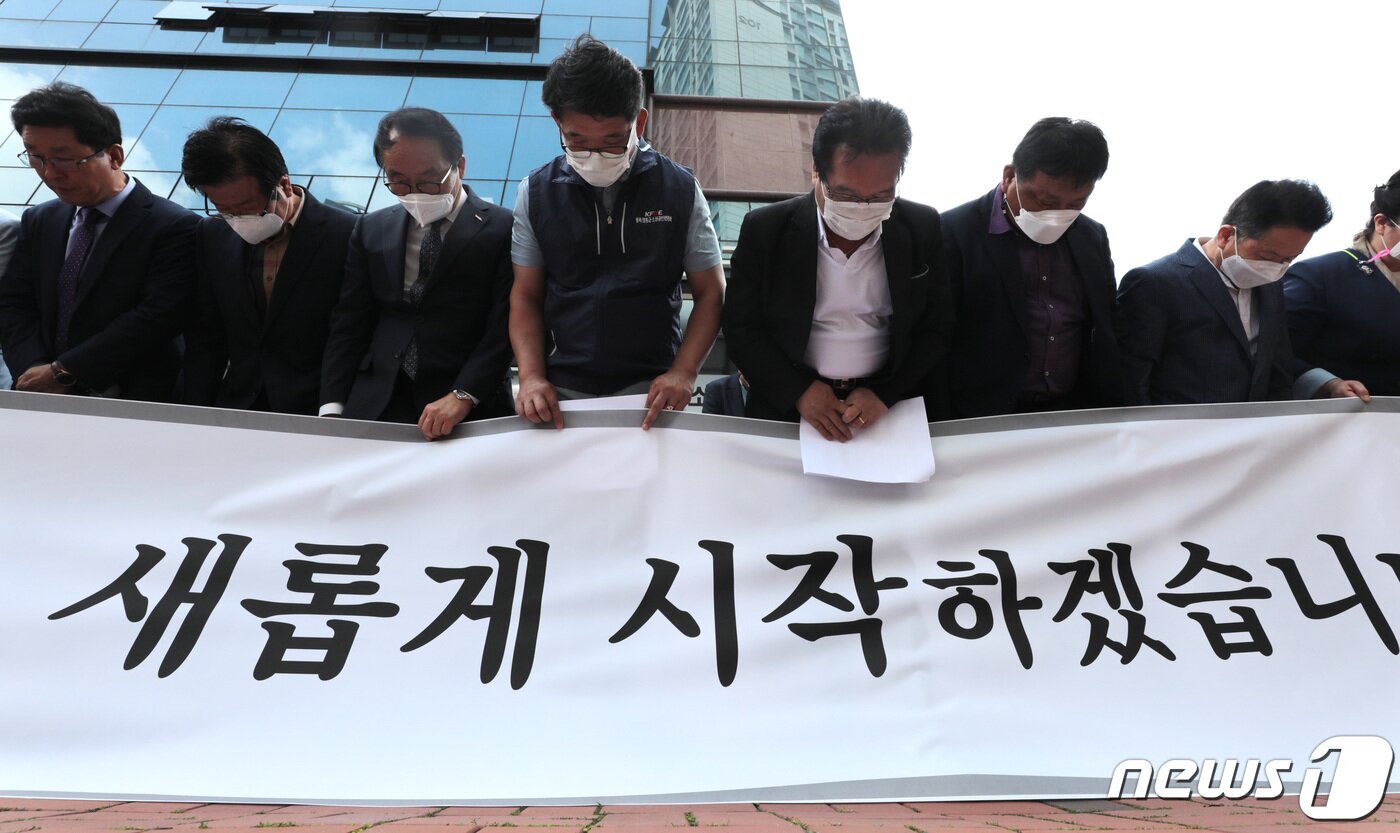 본문 이미지 - 지난 9월 15일 서울 동작구 소상공인연합회 앞에서 소상공인연합회 김임용 수석 부회장을 비롯한 회원들이 배동욱 소상공인연합회 회장 탄핵 관련 입장발표 도중 고개숙여 인사를 하고 있다. 2020.9.15/뉴스1 ⓒ News1 이성철 기자