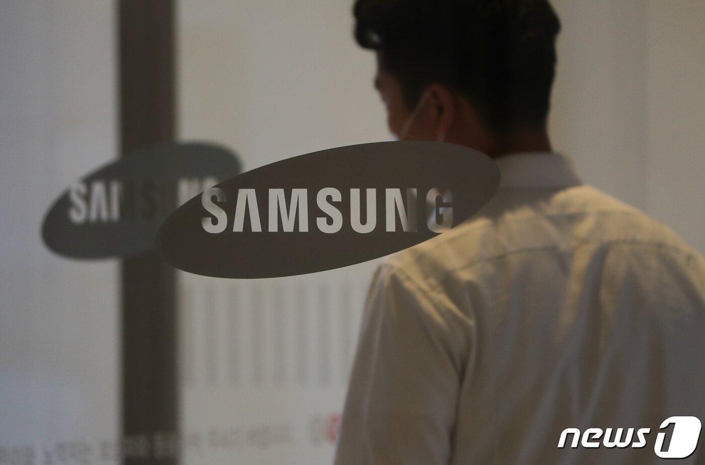 본문 이미지 - 삼성전자 서초사옥을 드나드는 직원의 모습/뉴스1 ⓒ News1
