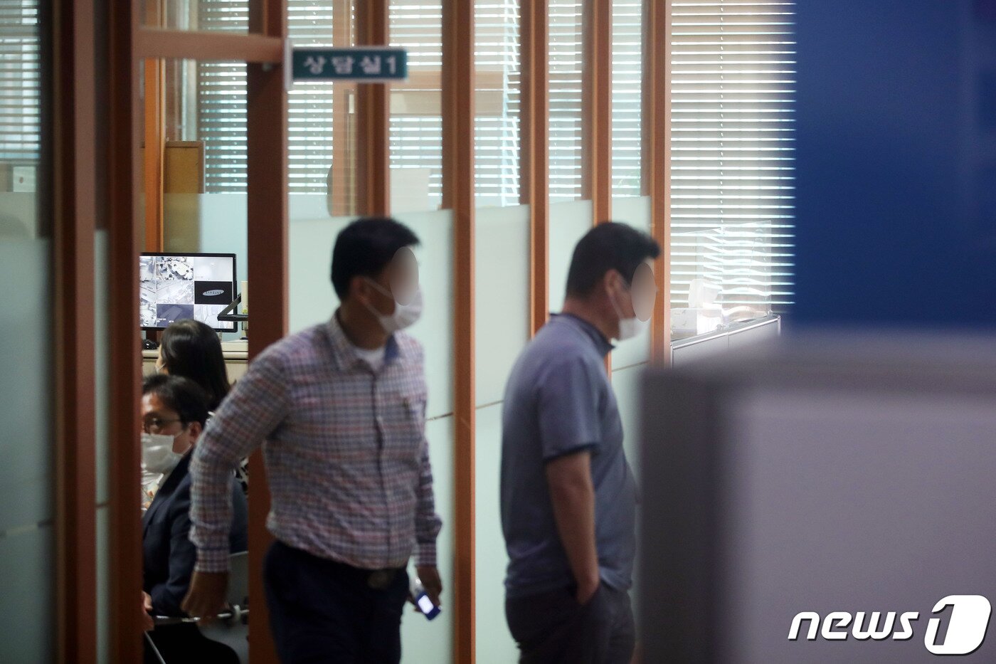 본문 이미지 - 추미애 법무부 장관의 아들 '군 휴가 의혹'을 수사하고 있는 검찰이 15일 오후 서울 용산구 국방부종합민원실에서 압수수색을 하고 있다.2020.9.15/뉴스1 ⓒ News1 이광호 기자