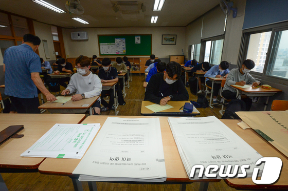 2021학년도 대학수학능력시험을 앞둔 고3 학생들이 지난 16일  광주 북구 서강고등학교에서 9월 모의평가를 치르고 있다. /뉴스1 © News1 한산 기자