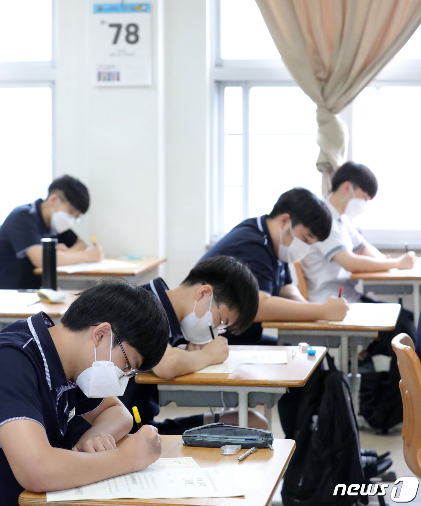 본문 이미지 - 16일 전북 전주시 호남제일고등학교에서 2021학년도 대학수학능력시험을 앞둔 고3 학생들이 모의평가를 치르고 있다. 이번 모의평가는 수능 출제기관인 한국교육과정평가원이 수능 전 실시하는 마지막 모의평가다. 2020.9.16 /뉴스1 ⓒ News1 유경석 기자