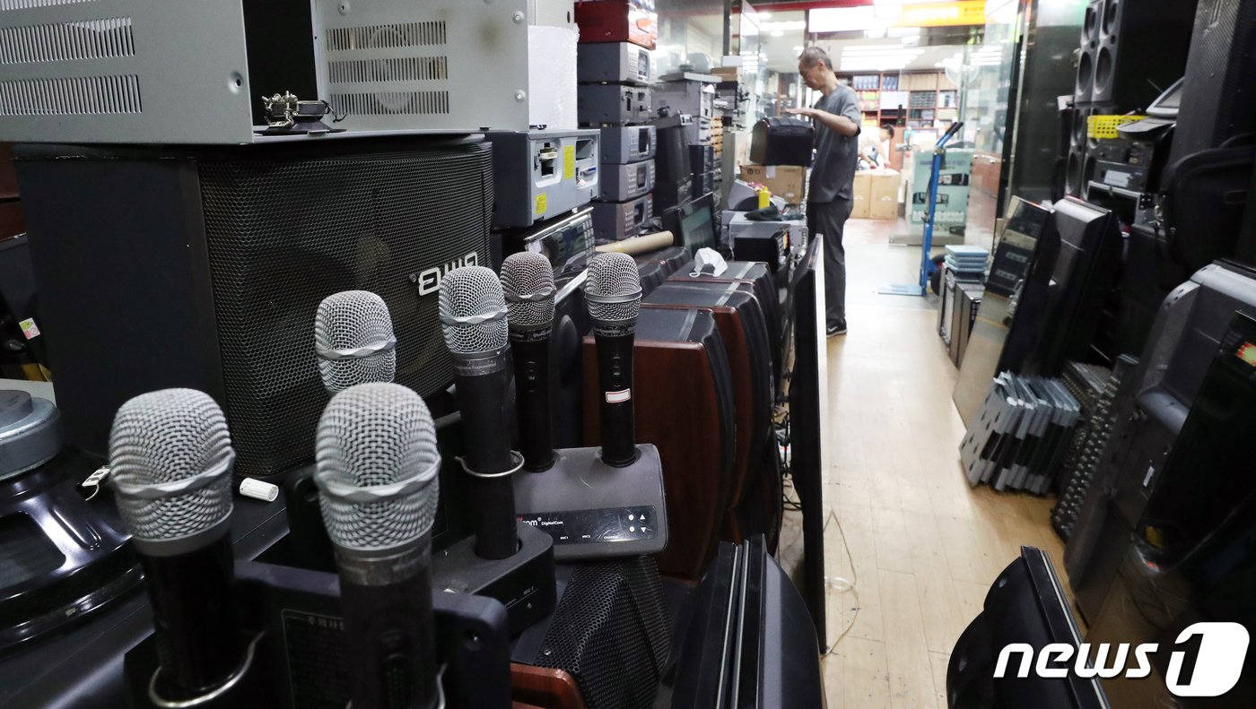 본문 이미지 - 서울 중구 전자상가 한 중고 노래방 기기 판매점에 폐업한 노래방에서 들여 온 엠프, 마이크, 기기들이 쌓여 있다./뉴스1 ⓒ News1 김명섭 기자