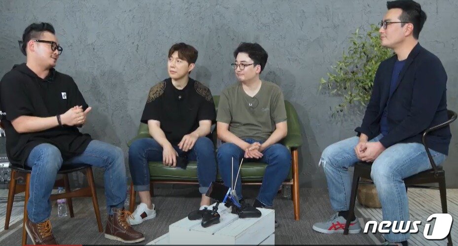 본문 이미지 - (왼쪽부터) MC윤선생, 프로게이머 임요환, 유튜버 'G식백과' 김성회, 조재유 SK텔레콤 클라우드 게임 사업담당. (간담회 영상 갈무리) 2020.9.16/뉴스1