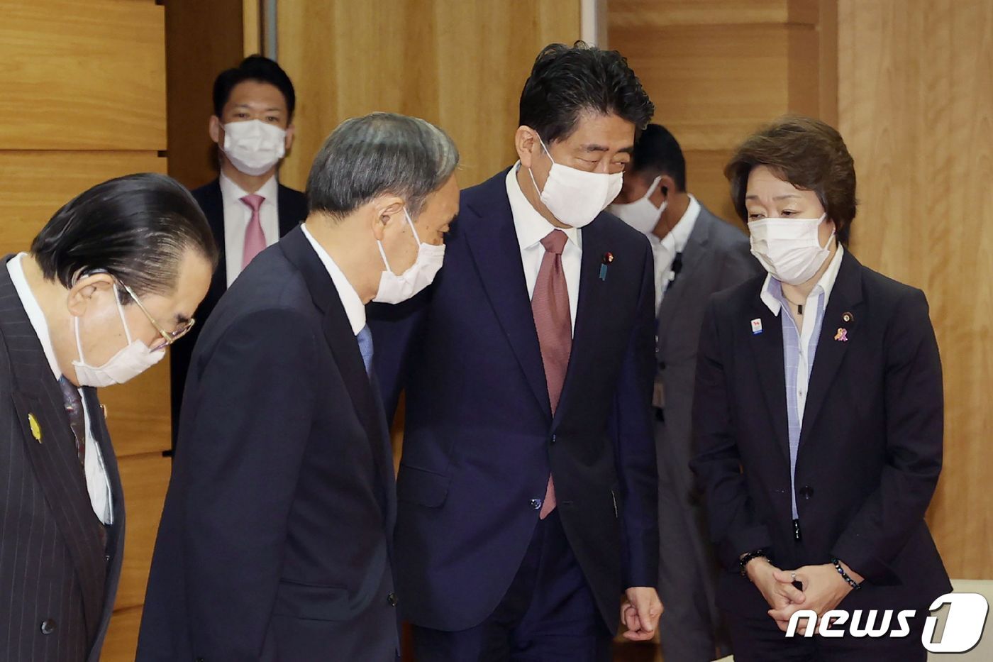 본문 이미지 - 아베 신조 일본 총리와 퇴임 후 도쿄 총리관저에서 열리는 마지막 각료회의에 참석을 하고 있다. ⓒ AFP=뉴스1 ⓒ News1 우동명 기자
