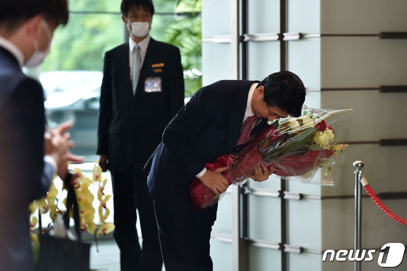 본문 이미지 - 아베 신조 일본 총리가 도쿄 총리관저에서 마지막 각료회의를 마친 뒤 작별인사를 하고 있다. ⓒ AFP=뉴스1 ⓒ News1 