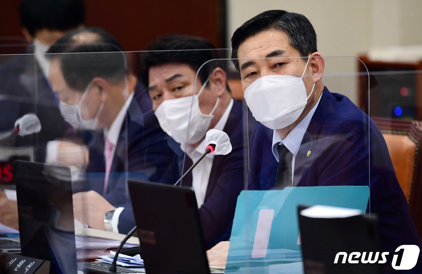 본문 이미지 - 신원식 국민의힘 의원이 16일 서울 여의도 국회 국방위원회 전체회의에서 열린 서욱 국방부 장관 후보자 인사청문회에서 질의를 하고 있다. 2020.9.16/뉴스1 ⓒ News1 신웅수 기자