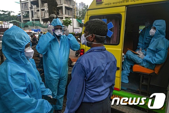 15일 인도 뭄바의 의료진이 코로나19 확진자 검사 전 보호장비를 확인하고 있다. © AFP=뉴스1