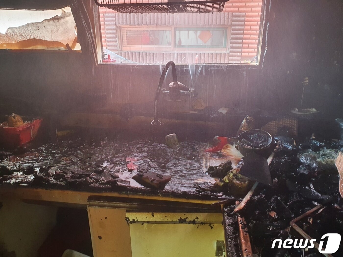 본문 이미지 - 지난 14일 오전 11시16분께 인천시 미추홀구의 한 빌라 건물 2층 A군&#40;10&#41; 거주지에서 불이 나 A군과 동생 B군&#40;8&#41;이 중상을 입었다. 사고는 어머니가 집을 비운 사이 형제가 단둘이 라면을 끓여먹으려다 발생한 것으로 조사됐다.&#40;인천 미추홀소방서 제공&#41; /뉴스1  