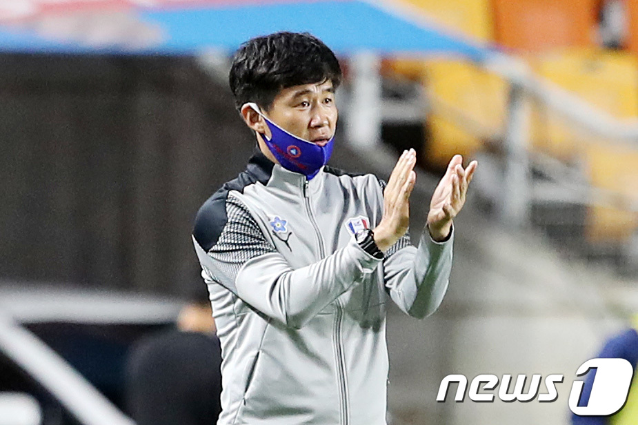 (수원=뉴스1) 조태형 기자 = 16일 오후 경기도 수원시 팔달구 수원월드컵경기장에서 열린 K리그1 2020 수원 삼성 블루윙즈와 포항 스틸러스의 경기, 수원 박건하 감독이 선수들 …