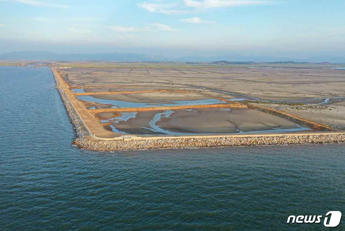 (평양 노동신문=뉴스1) = 북한 노동당 기관지 노동신문은 17일 "노동당 창건 75돌을 자랑찬 노력적 성과로 맞이하기 위한 자력갱생 대진군이 힘차게 벌어지는 속에 안석간석지가 훌 …