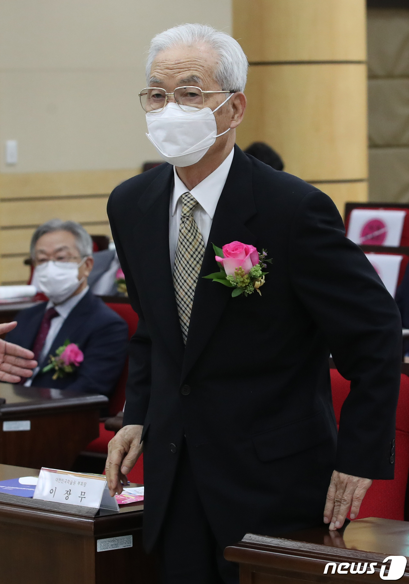 (서울=뉴스1) 송원영 기자 = 도수희 충남대 명예교수가 17일 서울 서초구 대한민국학술원 대회의실에서 열린 '제65회 대한민국학술원상 시상식' 에서 인문학 부문 수상을 위해 이동 …