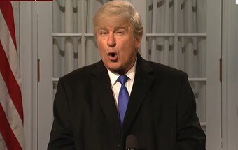 본문 이미지 - 미국 NBC 방송의 인기 코미디프로그램 '새터데이 나이트 라이브(SNL)'에서 도널드 트럼프 대통령 역을 맡았던 알렉스 볼드윈. (출처: SNL 방송 화면 캡처) ⓒ 뉴스1