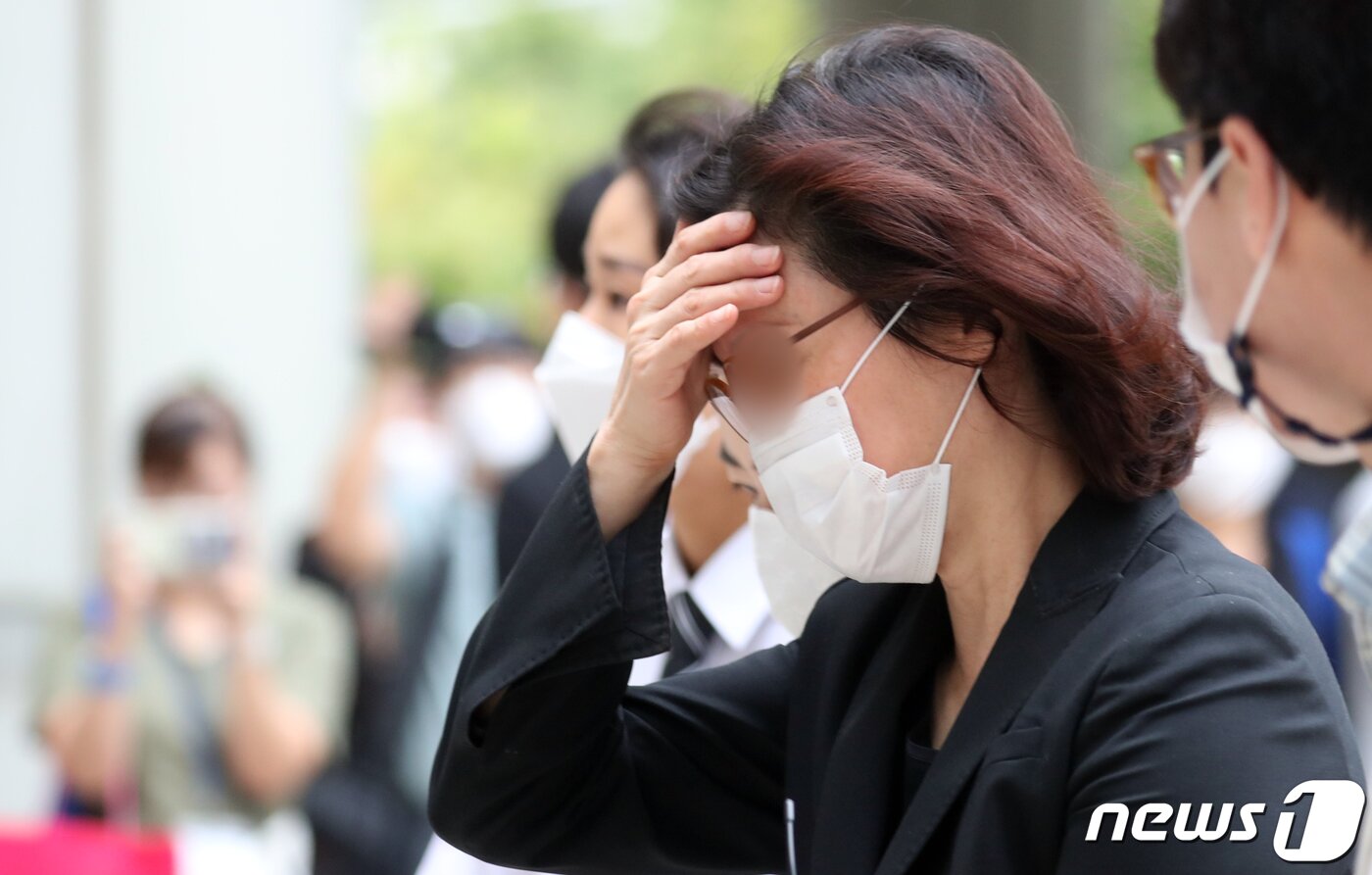 본문 이미지 - '사모펀드 및 자녀 입시비리' 등의 혐의를 받는 정경심 동양대학교 교수가 17일 오후 서울 서초구 서울중앙지방법원에서 열린 자본시장과 금융투자업에 관한 법률위반 등 관련 속행 공판에 출석하고 있다.  2020.9.17/뉴스1 ⓒ News1 김명섭 기자