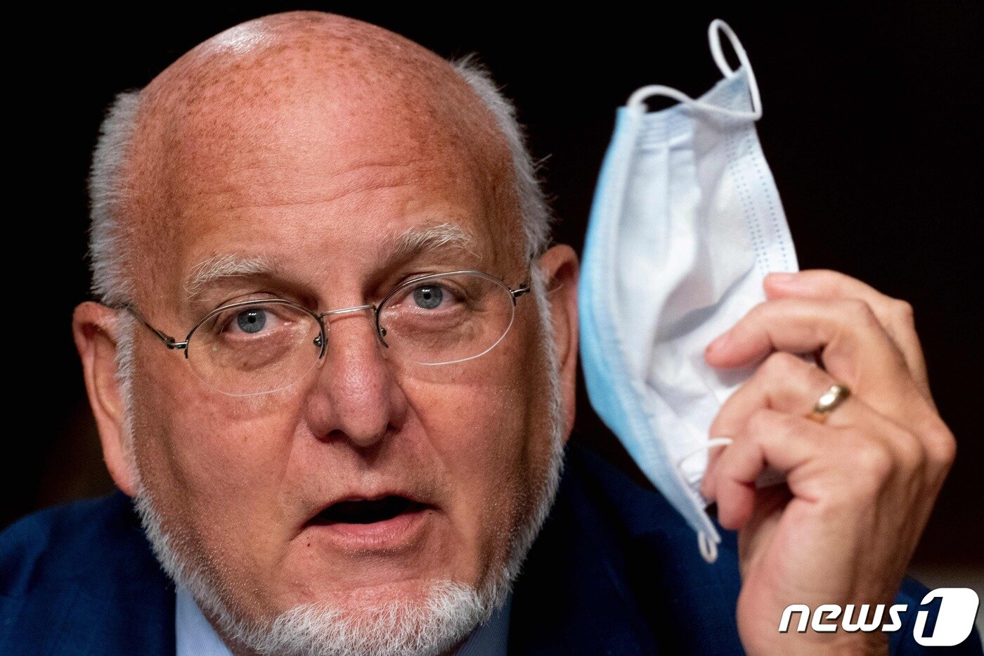 본문 이미지 - 로버트 레드필드 미국 질병통제예방센터&#40;CDC&#41; 국장이 상원 코로나 청문회서 발언을 하고 있다. ⓒ AFP=뉴스1 ⓒ News1