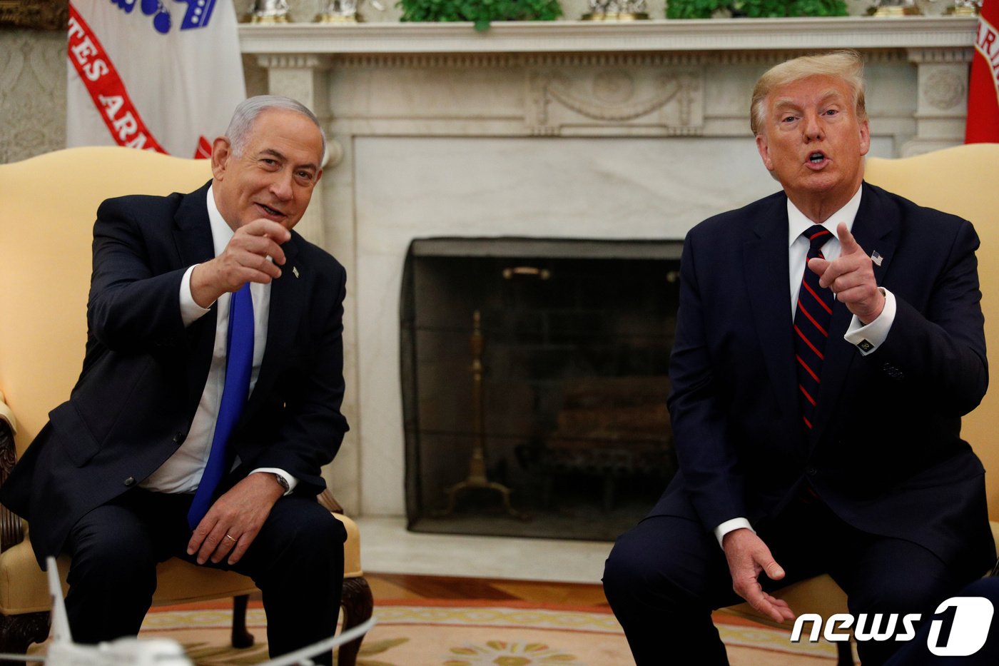 본문 이미지 - 도널드 트럼프 미국 대통령 당선인이 지난 2020년 9월15일&#40;현지시간&#41; 워싱턴 백악관에서 가진 이스라엘과 UAE, 바레인 간의 외교관계 정상화를 위한 &#39;아브라함 협정&#39; 서명식 전에 베냐민 네타냐후 이스라엘 총리와 만나고 있다. ⓒ 로이터=뉴스1 ⓒ News1 우동명 기자