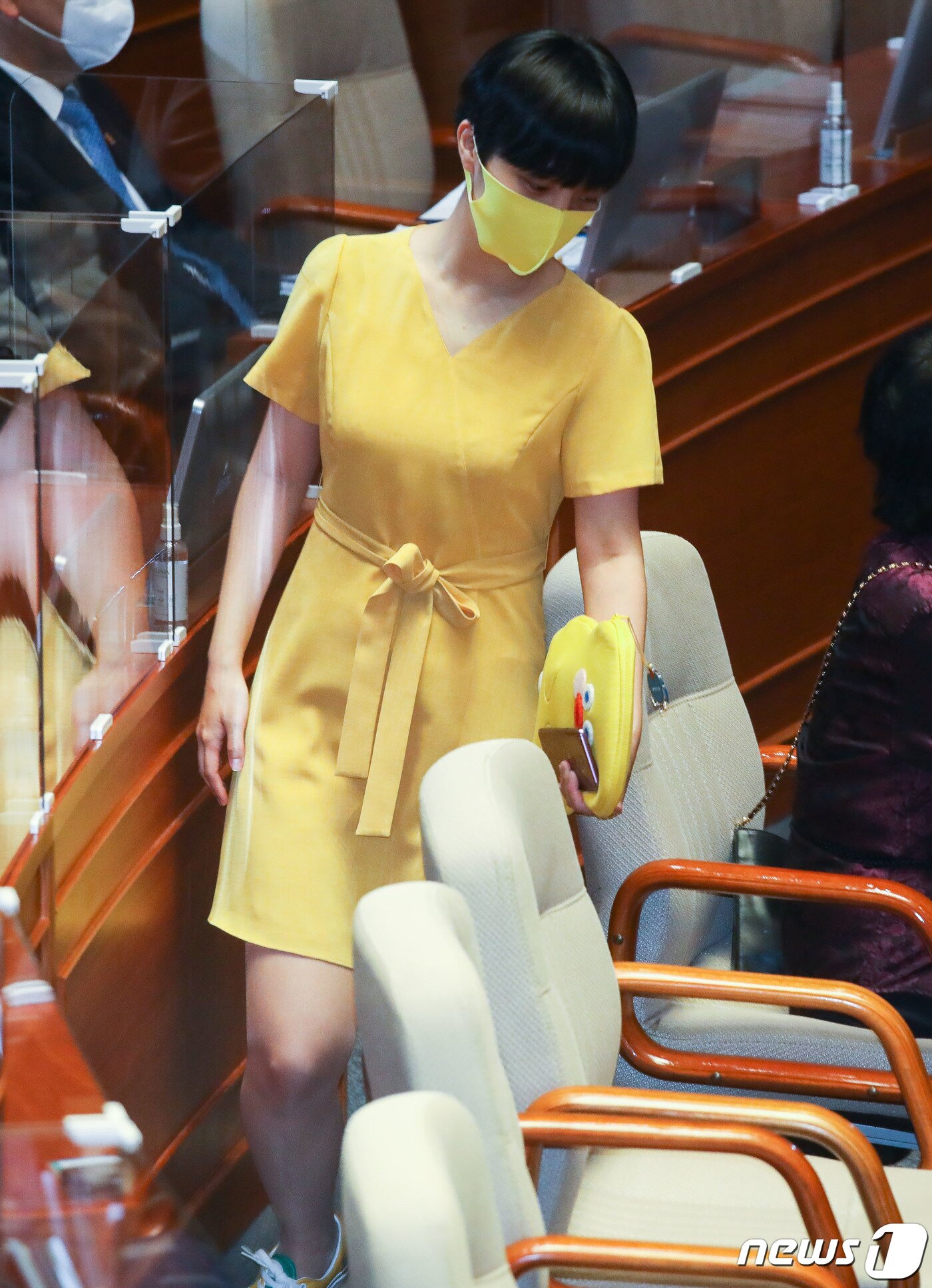 본문 이미지 - 류호정 정의당 의원이 17일 오후 서울 여의도 국회 본회의에서 열린 교육·사회·문화 분야 대정부질문에 참석하고 있다. 2020.9.17/뉴스1 ⓒ News1 신웅수 기자