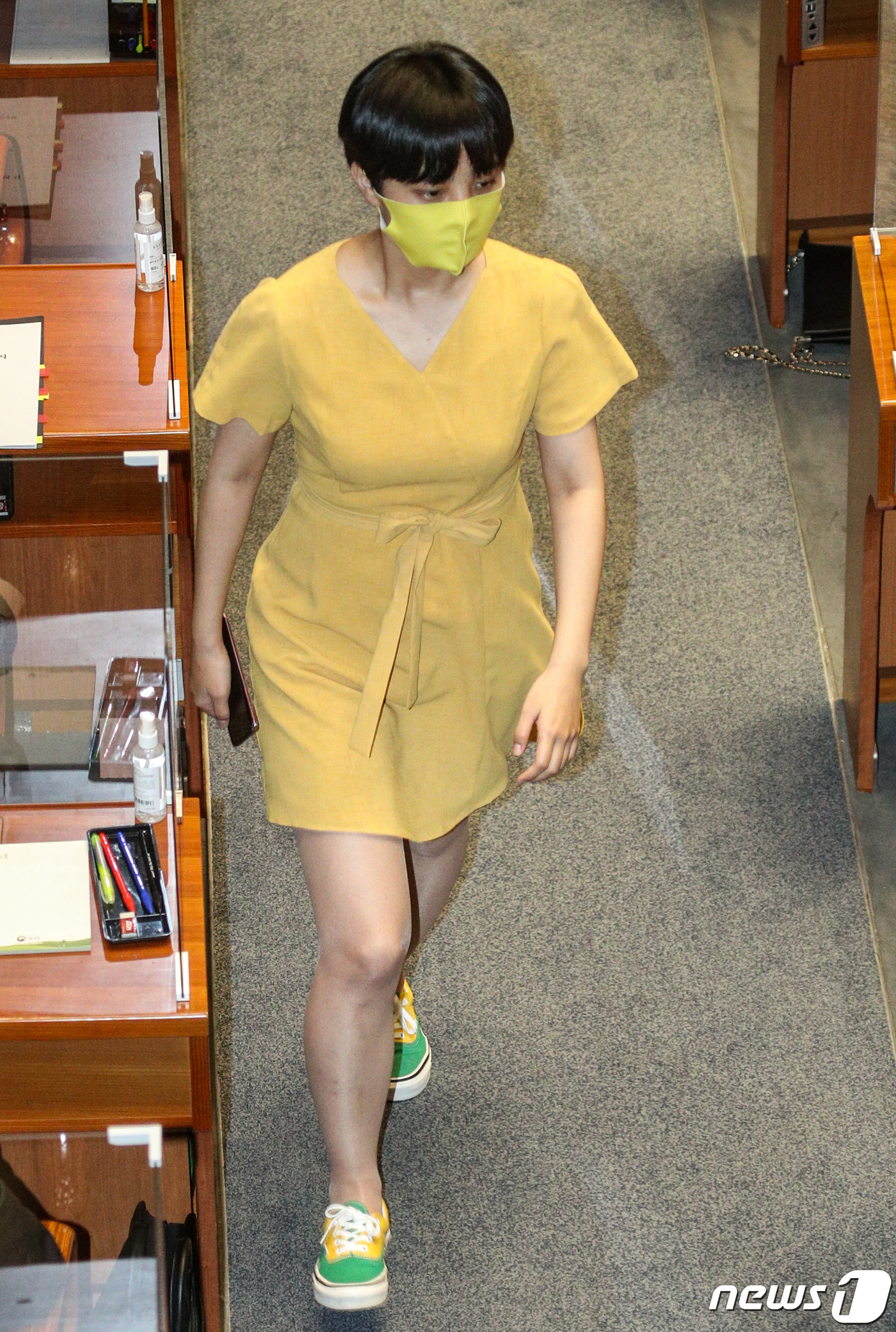 (서울=뉴스1) 성동훈 기자 = 류호정 정의당 의원이 17일 오후 서울 여의도 국회 본회의장에서 열린 교육·사회·문화 분야 대정부질문에서 본회의장을 나서고 있다. 2019.9.17 …