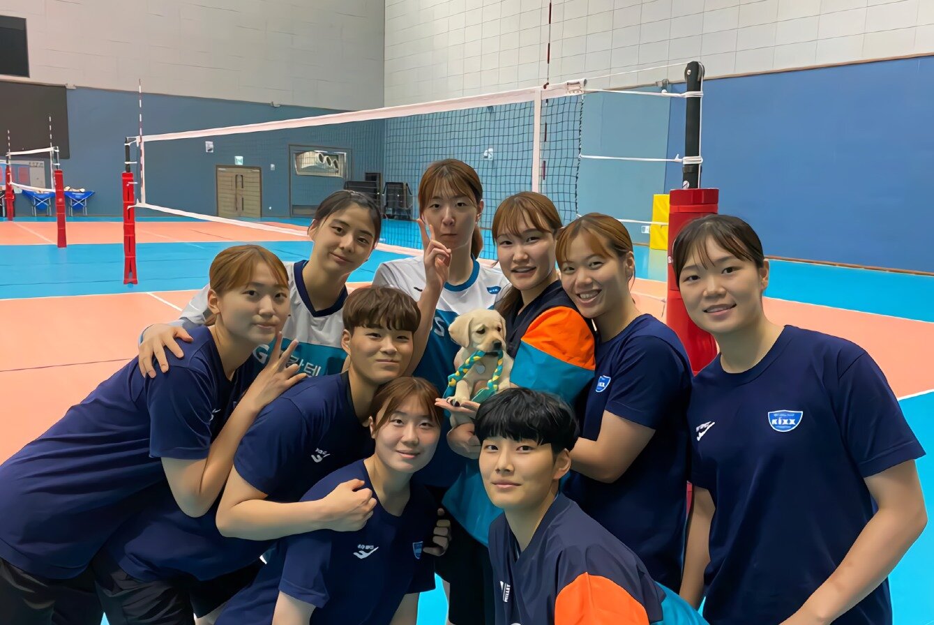 본문 이미지 - GS칼텍스 선수단이 승리의 마스코트로 떠오른 킥스와 함께 포즈를 취하고 있다. (GS칼텍스 제공) ⓒ 뉴스1