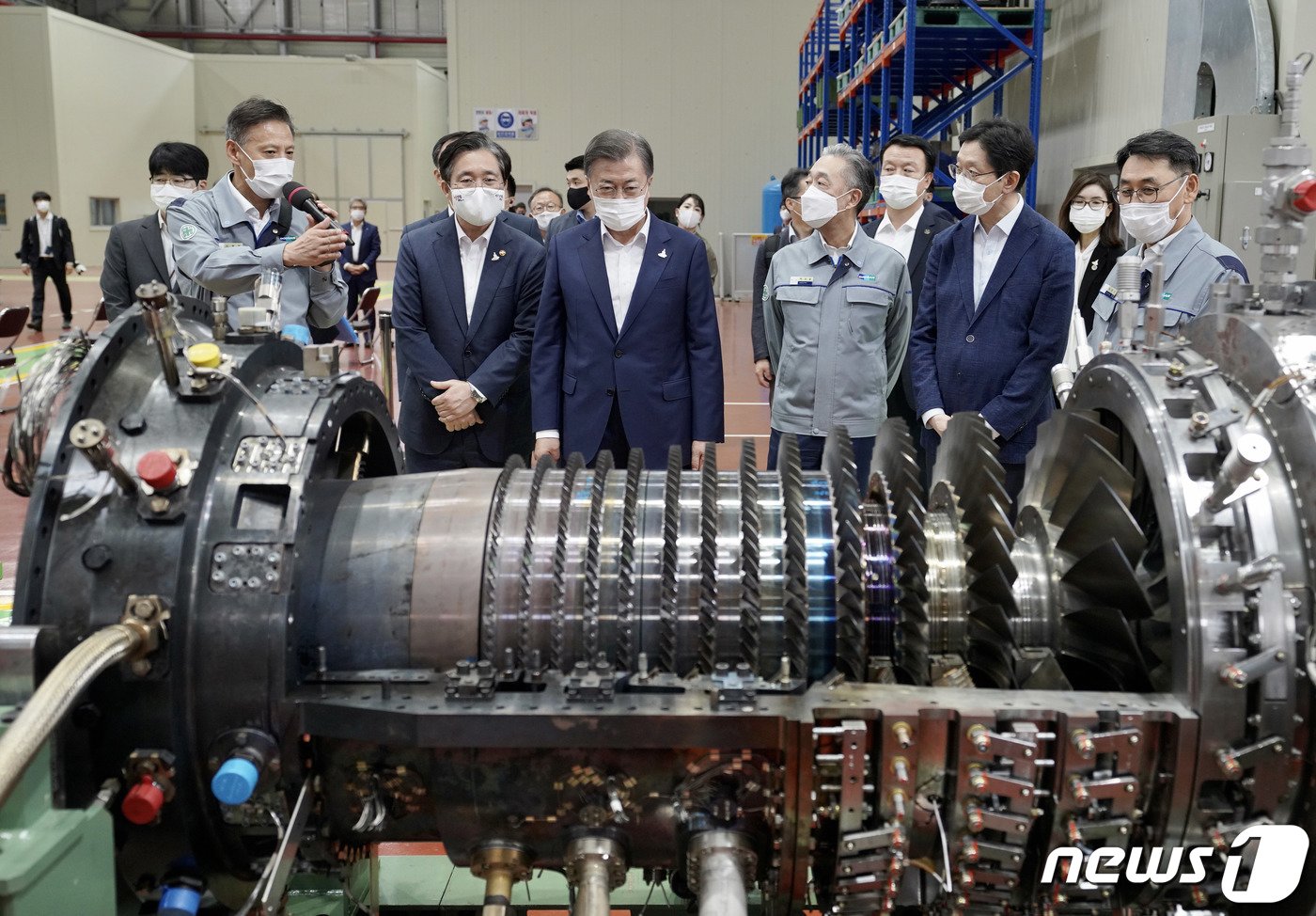 본문 이미지 - 2020년 9월 문재인 당시 대통령이 경남 창원 산업단지를 방문, 스마트공장 현장인 두산중공업 가스터빈고온부품공장을 시찰하고 있다. 2020.9.17/뉴스1 ⓒ News1 박정호 기자