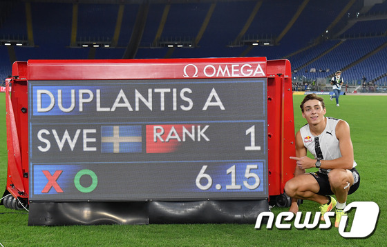 남자 장대높이뛰기 세계신기록을 세운 아르만드 두플란티스가 자신의 기록이 적힌 전광판 옆에서 포즈를 취하고 있다. © AFP=뉴스1