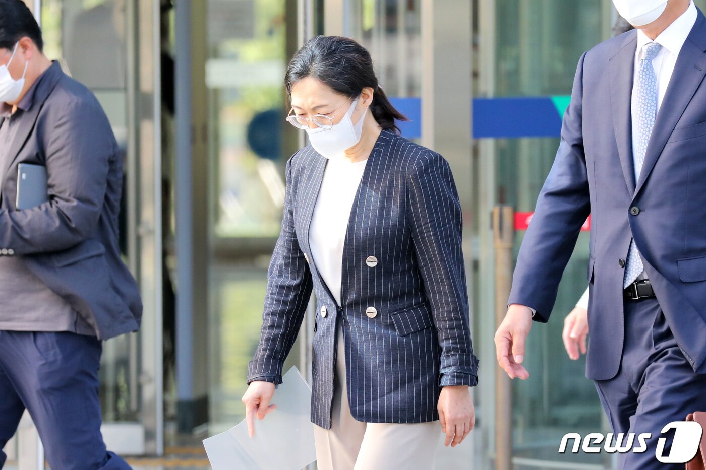본문 이미지 - 정치자금법 위반 혐의로 불구속 기소된 은수미 성남시장이 지난달 18일 오후 경기 수원시 영통구 수원고등법원에서 열린 첫 파기환송심을 마치고 이동하고 있다. 2020.9.18/뉴스1 ⓒ News1 조태형 기자