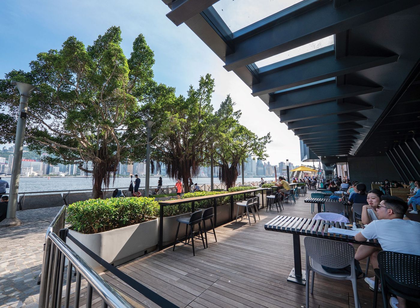 본문 이미지 - 홍콩 미술관 개보수로 생긴 야외 레스토랑에서 휴식을 취하는 홍콩 사람들. 홍콩관광청 제공