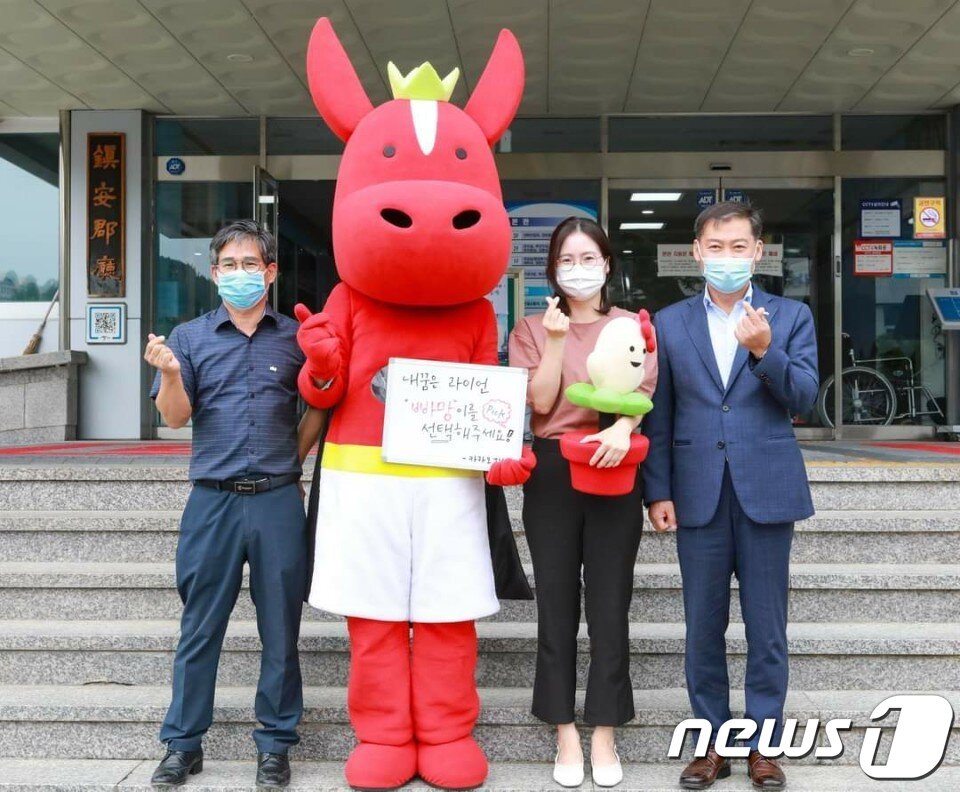 본문 이미지 - 전북 진안군 9급 명예공무원으로 임용된 캐릭터 '빠방이'가 전춘성 군수, 홍보팀과 기념촬영을 하고 있다.(진안군페이스북)2020.9.19 ⓒ News1 김동규 기자