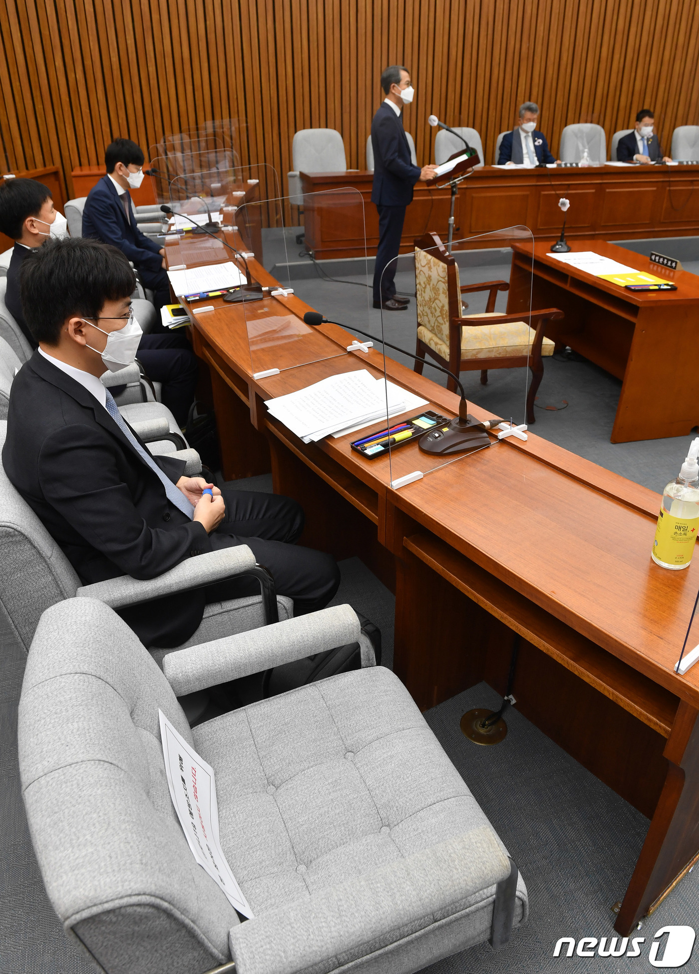 (서울=뉴스1) 신웅수 기자 = 이흥구 대법관 후보자가 2일 오전 서울 여의도 국회에서 열린 인사청문회에서 인사말을 하고 있다. 이날 청문회장에는 코로나19 확산 방지를 위한 비말 …