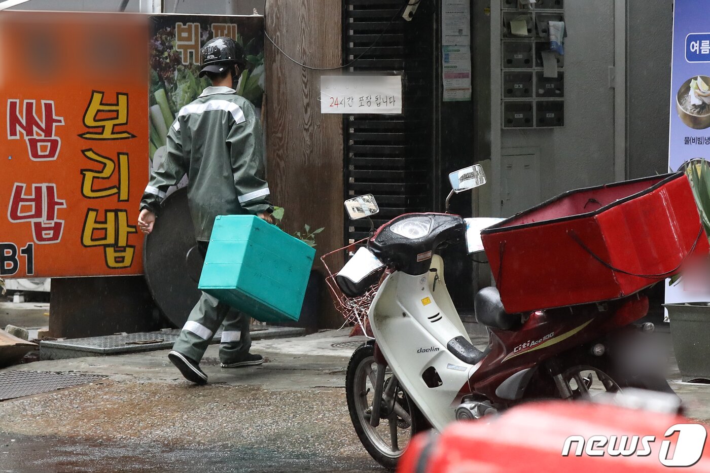 본문 이미지 - 자영업자들이 사회적 거리두기 2.5단계에 따른 매출 부진에 배달비 인상까지 겹치면서 이중고를 겪으며 직접 배달을 고민하는 자영업자가 늘고 있는 것으로 나타났다. 매출이 급감한 상황에서 추가 비용 지출까지 더해진다면 폐업까지 이어질 수 있다는 위기감을 느끼기 때문인 것으로 분석된다. 2일 서울의 한 식당가 밀집지역에서 배달원이 음식 배달에 나서고 있다. 2020.9.2/뉴스1 ⓒ News1 민경석 기자