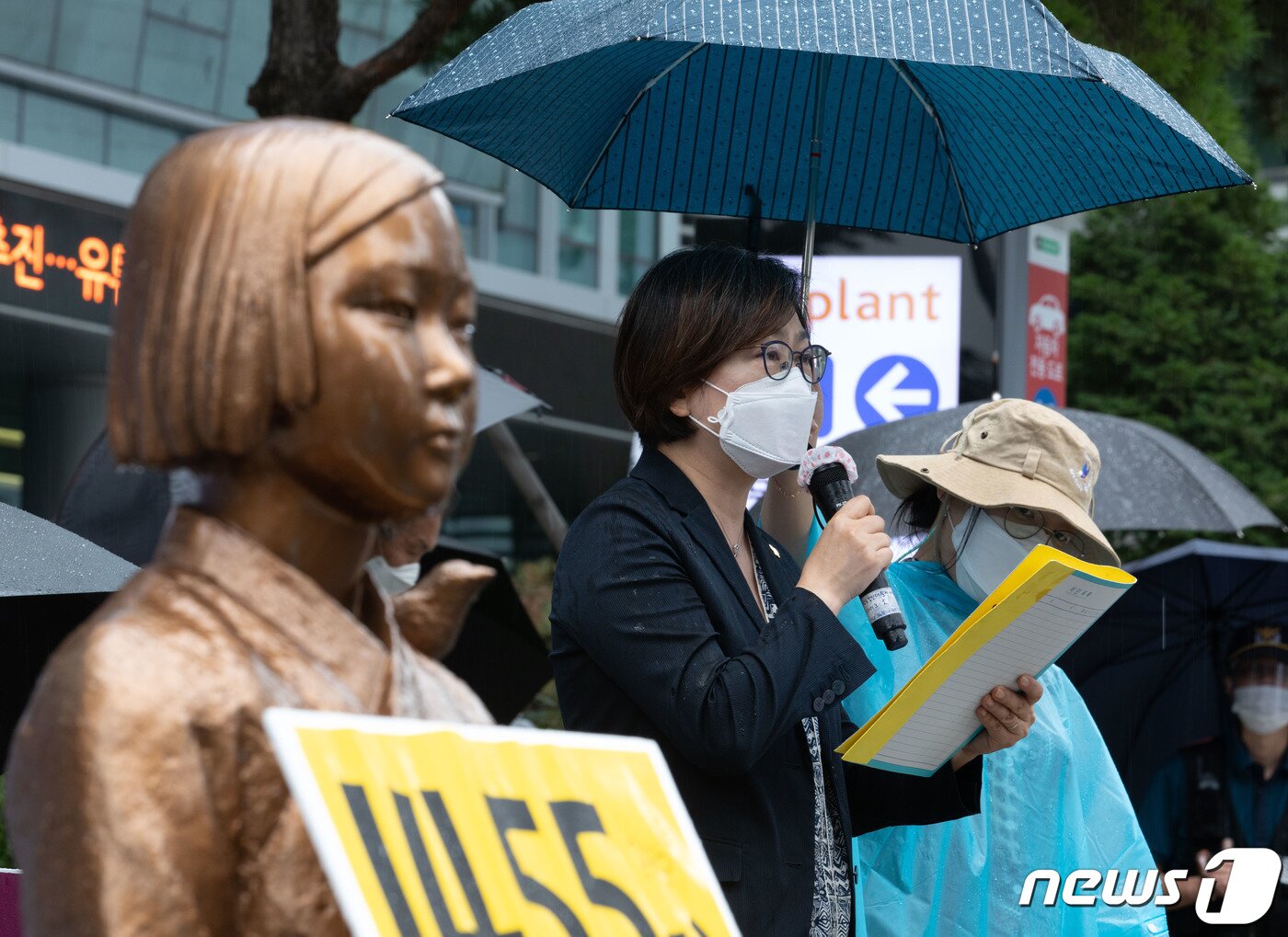 본문 이미지 - 이나영 정의기억연대 이사장이 지난 2일 오후 서울 종로구 옛 일본대사관 앞에서 열린 일본군성노예제 문제해결을 위한 1455차 수요시위 기자회견에서 경과보고를 하고 있다. 2020.9.2/뉴스1 ⓒ News1 이재명 기자