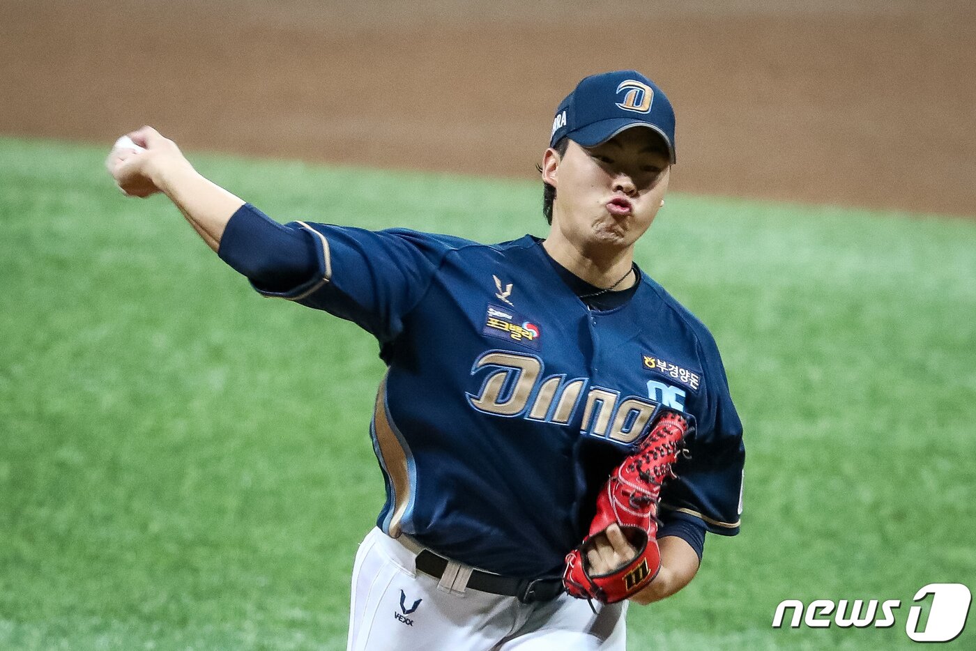 본문 이미지 - 2일 오후 서울 구로구 고척스카이돔에서 열린 '2020 프로야구 신한은행 SOL KBO리그' NC 다이노스와 키움 히어로즈의 경기에서 NC 선발 송명기가 역투하고 있다. 2020.9.2/뉴스1 ⓒ News1 유승관 기자