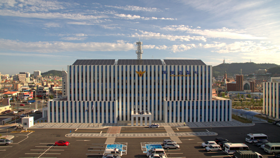 신호위반 오토바이, 횡단보도 건너던 행인 2명 덮쳐