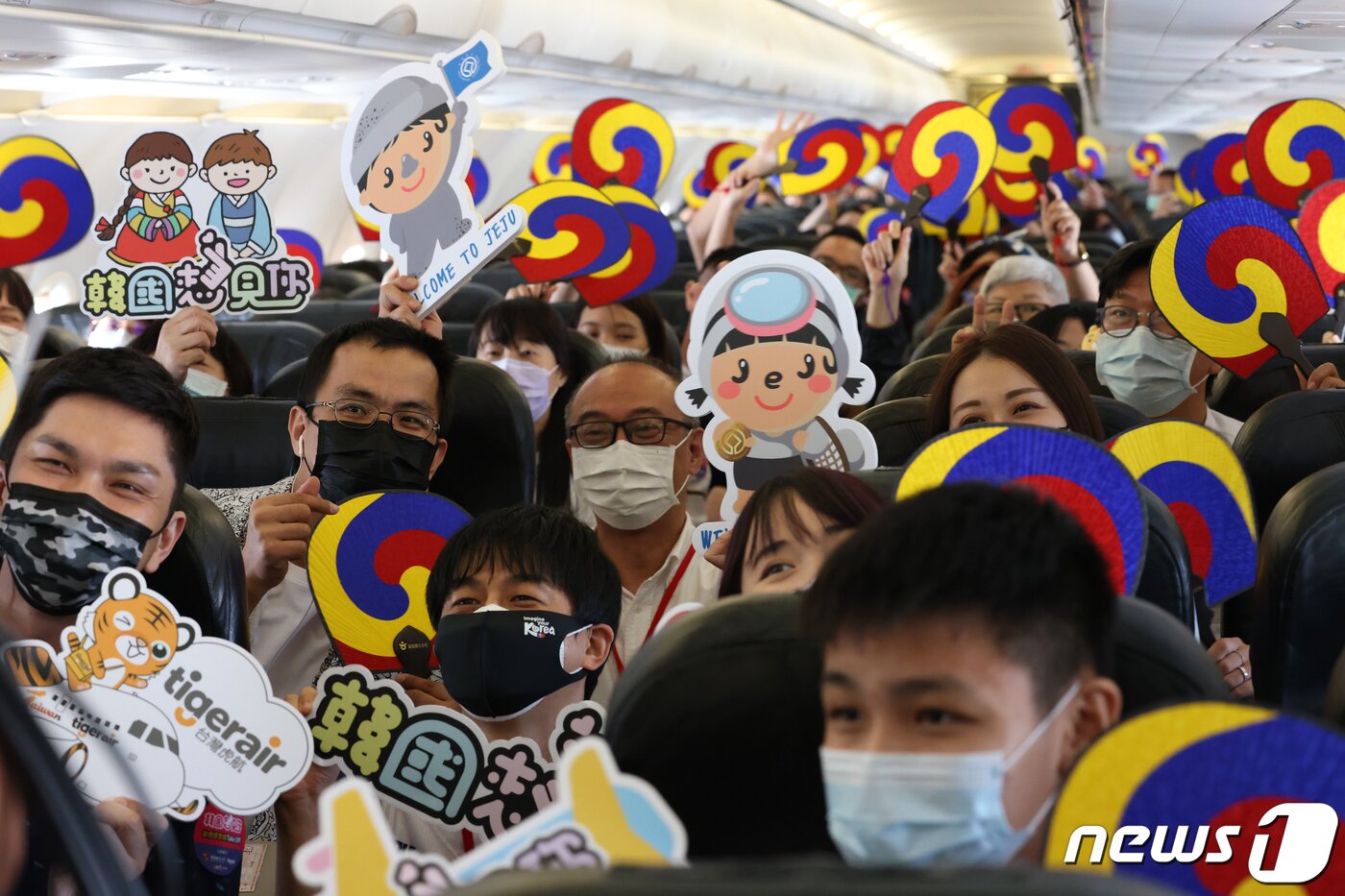 본문 이미지 - 코로나19로 국가 간 해외여행이 제한된 상황에서 대만 관광객들이 타이베이공항을 출발 목적지인 제주공항에 착륙하지 않은 채 제주 상공을 선회한 뒤 대만으로 다시 회항하는 항공편 체험상품인 '제주 가상출국여행'에 참여한 모습(한국관광공사 제공) 2020.9.20/뉴스1