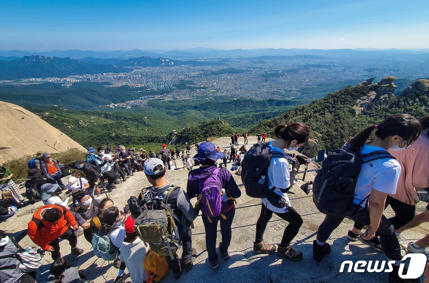 본문 이미지 - 코로나19 사회적 거리두기 2단계 완화 후 첫 주말을 맞은 20일 서울 북한산 백운대 정상을 찾은 등산객들이 가을 정취를 만끽하고 있다. 2020.9.20/뉴스1 ⓒ News1 유승관 기자