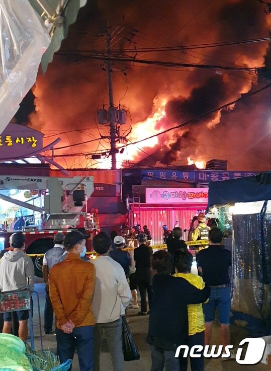 본문 이미지 - 지난해 9월 21일 오전 서울 동대문구 제기동 청량리 청과물 시장에 화재가 발생해 상인들이 불길을 바라보고 있다. (독자제공) ⓒ News1