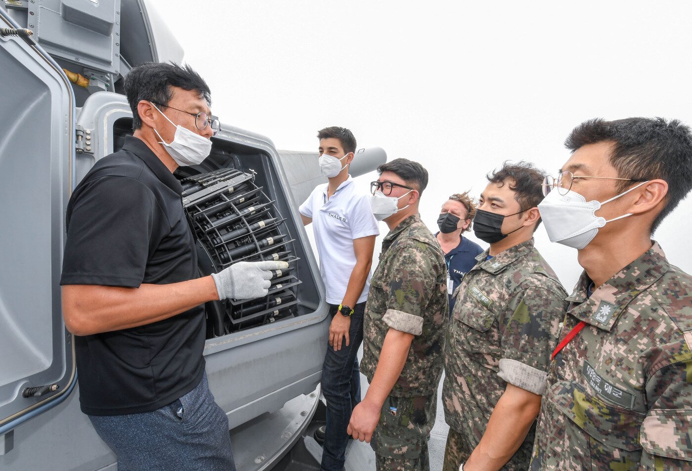 본문 이미지 -  2018년에 골키퍼 원제작사인 네덜란드 탈레스에 파견되어 골키퍼 정비 기술과 노하우 등을 이전받은 백종득 선임연구원이 골키퍼 탄 장입 후 운용 전후 점검사항 등에 대해 해군 관계자들에게 설명하고 있다. 백 기성은 중 한 명이다.ⓒ 뉴스1