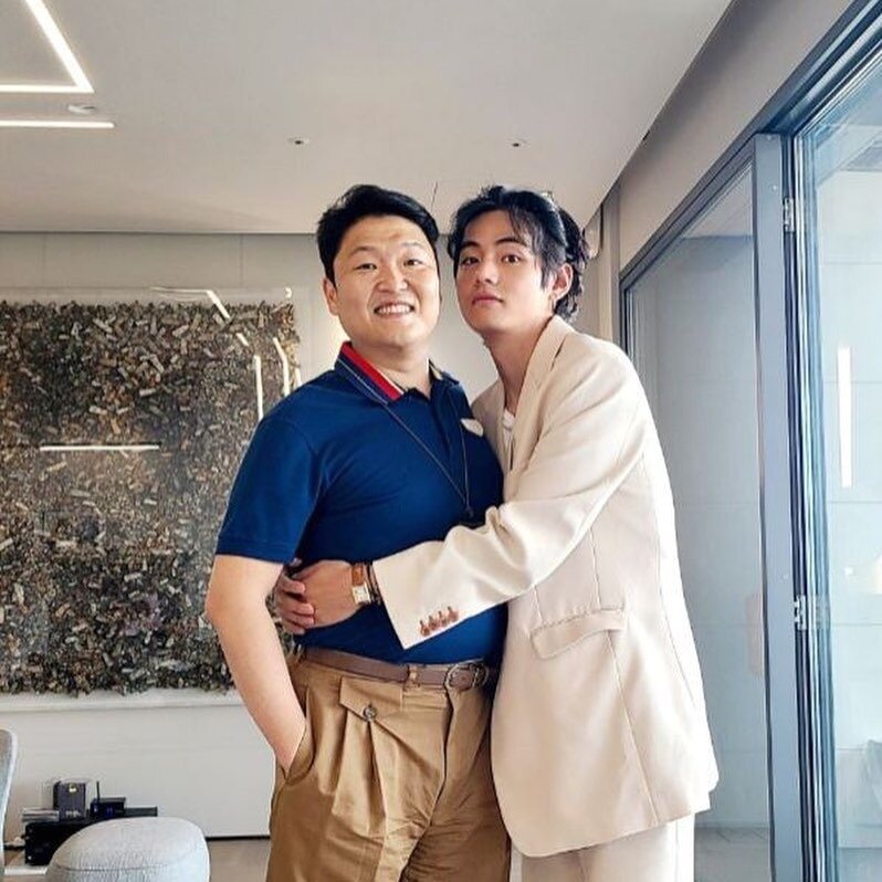 본문 이미지 - 싸이(왼쪽)와 뷔/사진=싸이 SNS ⓒ 뉴스1