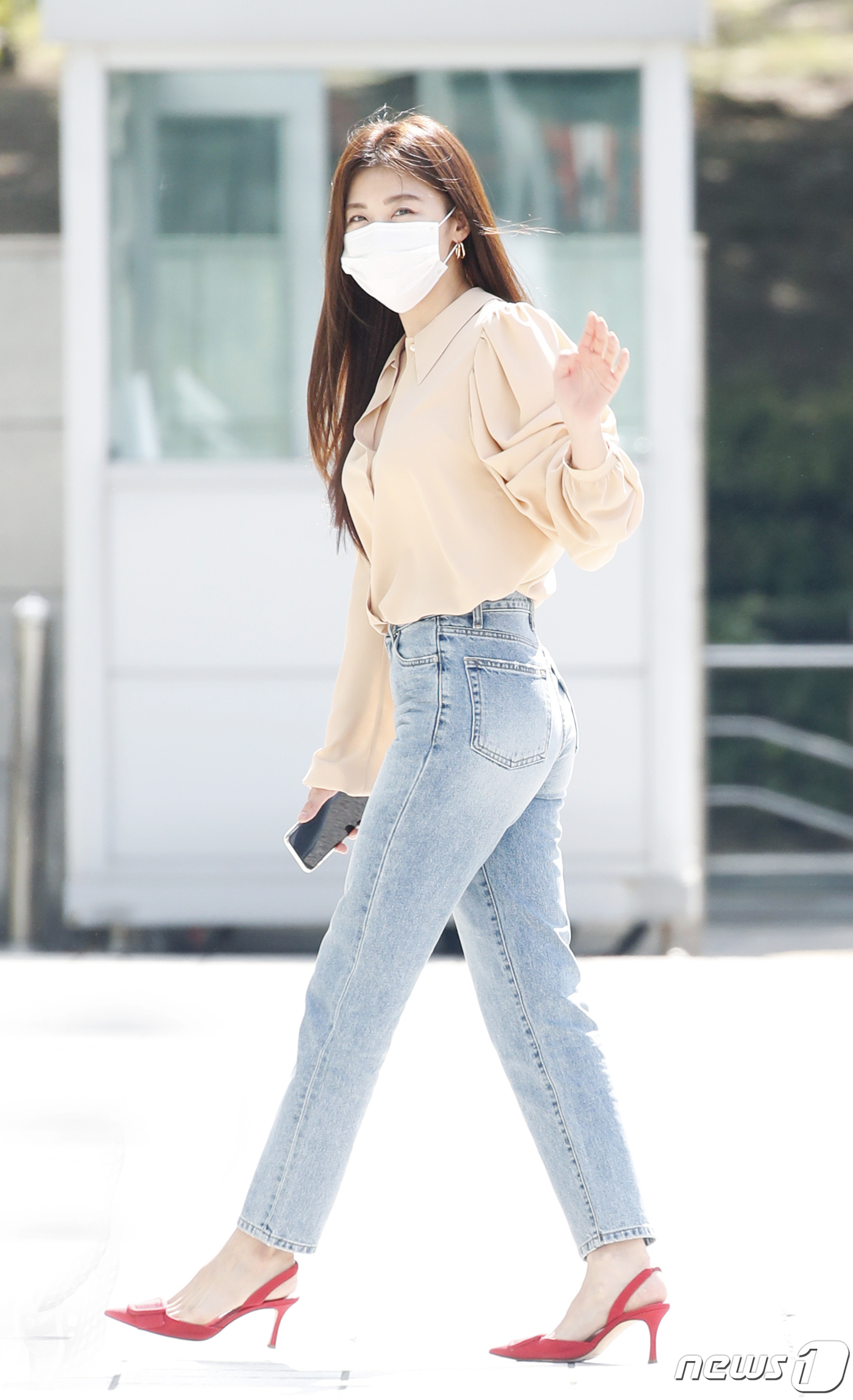 (서울=뉴스1) 권현진 기자 = 배우 하지원이 21일 오후 서울 양천구 목동 SBS에서 열린 SBS 파워FM '두시탈출 컬투쇼' 라디오 방송에 참석하고 있다. 2020.9.21/뉴 …