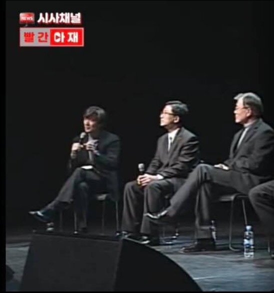 본문 이미지 - 2011년 11월 9일 당시 문재인 노무현재단 이사장(오른쪽)이 검찰개혁의 필요성을 역설하고 있던 조국 서울대 법대 교수의 말을 주의깊게 듣고 있다. ⓒ 뉴스1