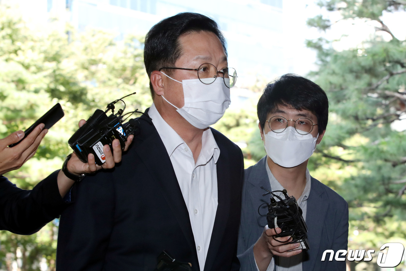 (서울=뉴스1) 이광호 기자 = 20대 국회 패스트트랙(신속처리안건) 충돌 사태로 기소된 이장우 전 자유한국당(현 국민의힘) 의원이 21일 오후 서울 양천구 서울남부지방법원에서 열 …