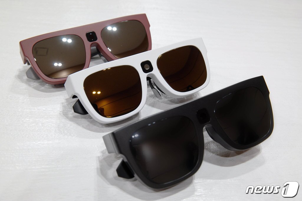 본문 이미지 - 2018년 삼성전자 사내벤처 프로그램 C랩을 통해 개발된 안경 형태의 저시력자 시각 보조 기기 '릴루미노 글래스'(삼성전자 제공) ⓒ 뉴스1