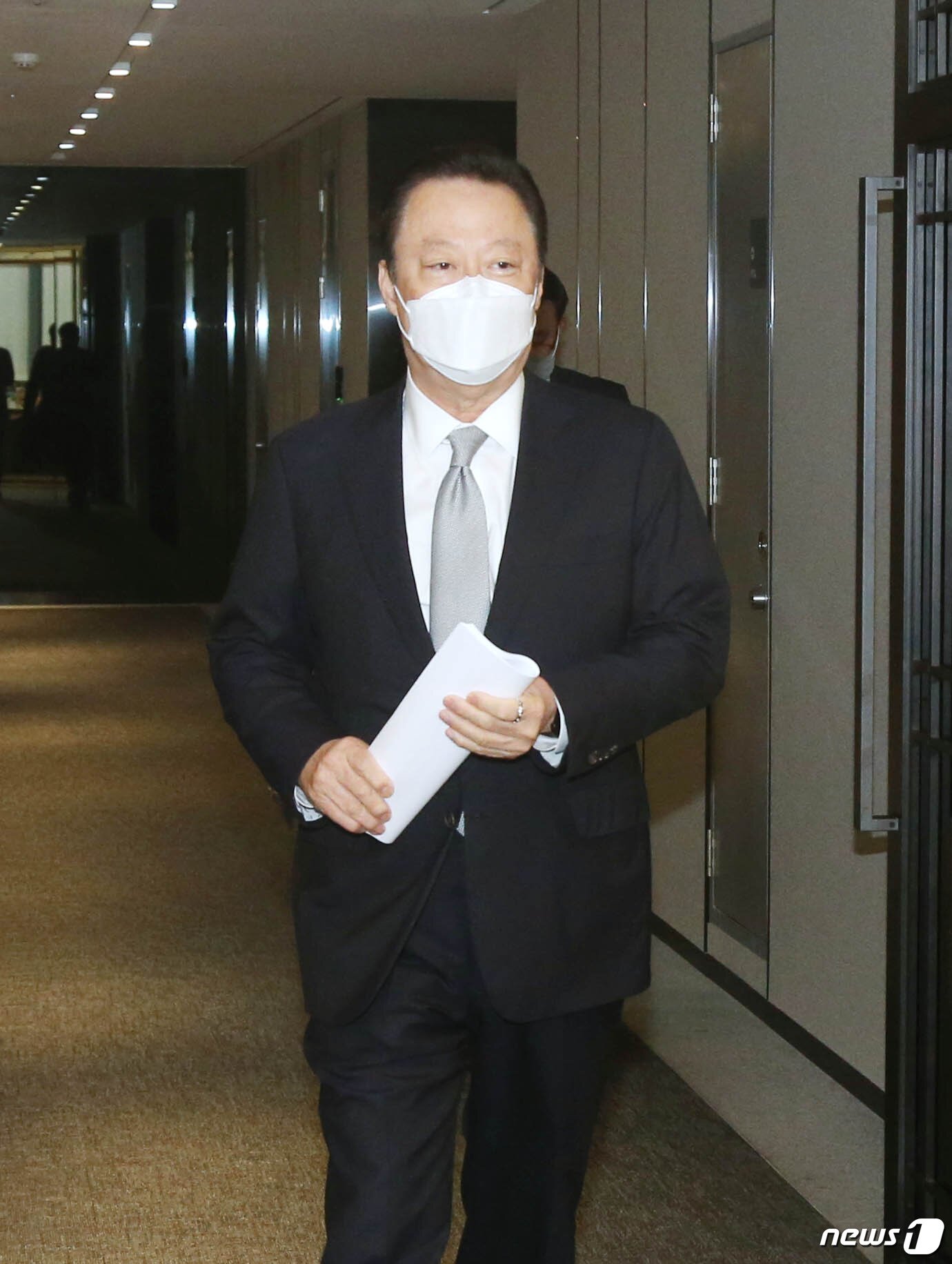 본문 이미지 - 박용만 대한상의 회장이 21일 오후 세종대로 대한상의회관에서 최근 경제입법관련 긴급 기자간담회를 갖기 위해 회의실로 들어서고 있다.ⓒ 뉴스1