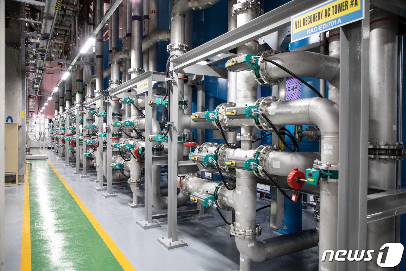 본문 이미지 - 삼성전자 화성캠퍼스 그린센터내 공정용수 재이용 시설로 초순수 과정에서 발생하는 농축수중 일정 수질 이상은 회수해 재이용하는 설비. (삼성전자 제공) 2020.9.22/뉴스1