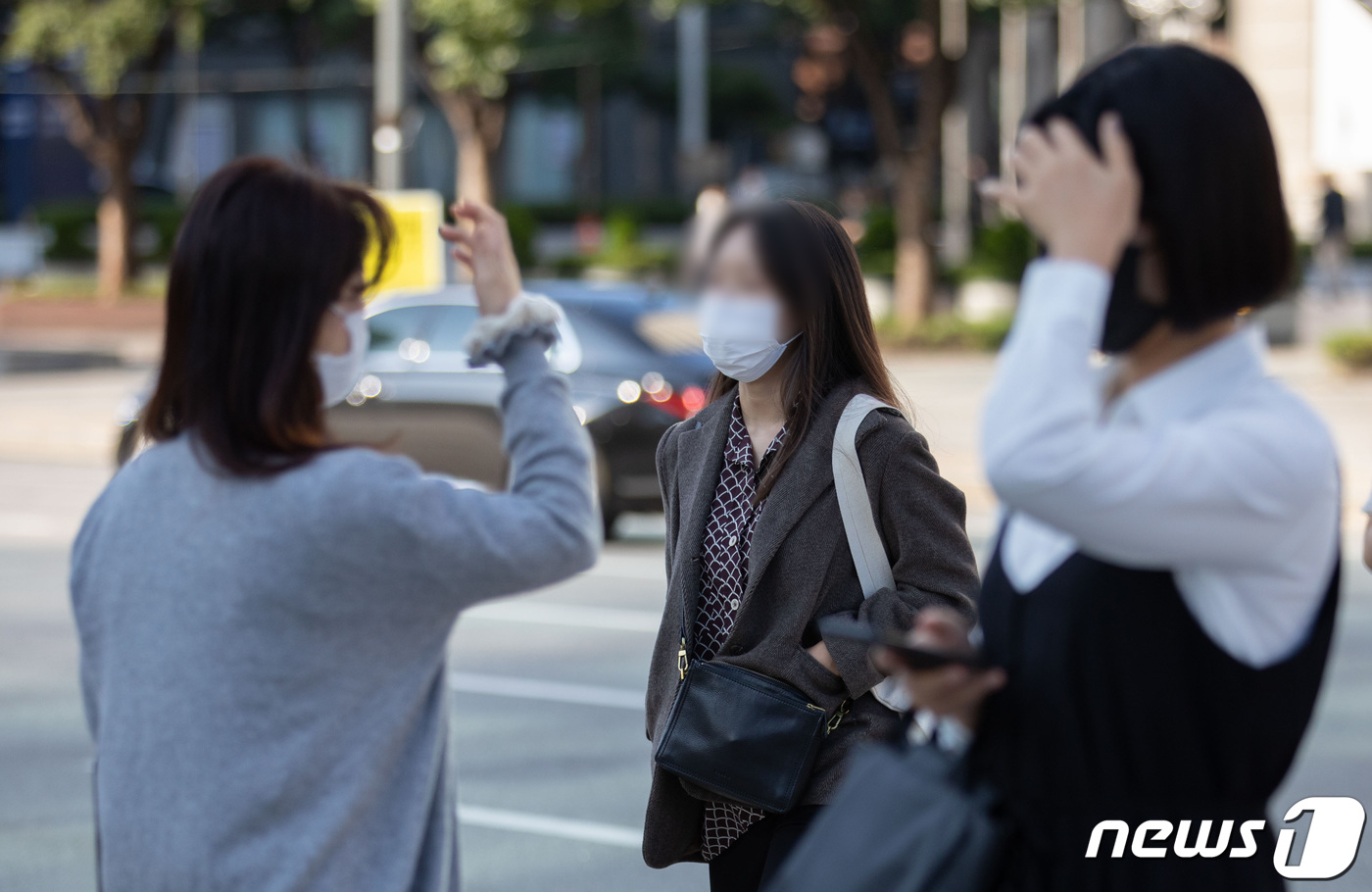 (서울=뉴스1) 이재명 기자 = 절기상 추분인 22일 오전 서울 세종대로 광화문사거리에서 출근길 시민들이 발걸음을 재촉하고 있다. 2020.9.22/뉴스1